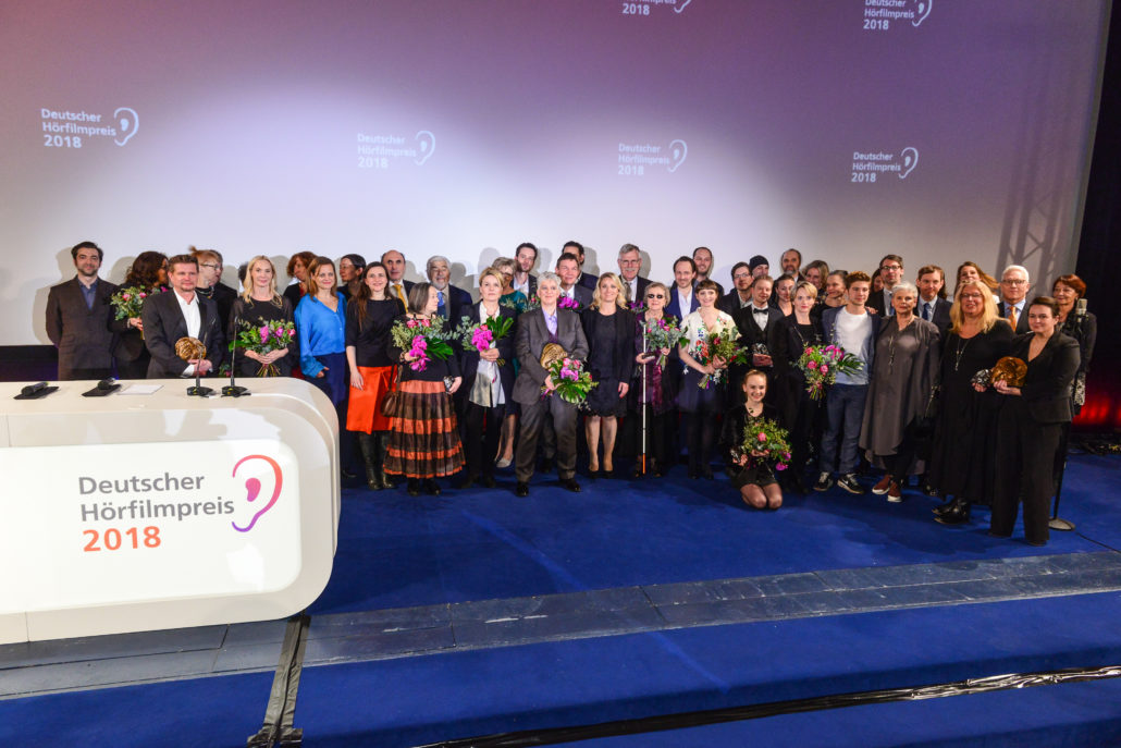 Alle Preisträger auf der Bühne beim 16. Deutschen Hörfilmpreis am 20. März 2018